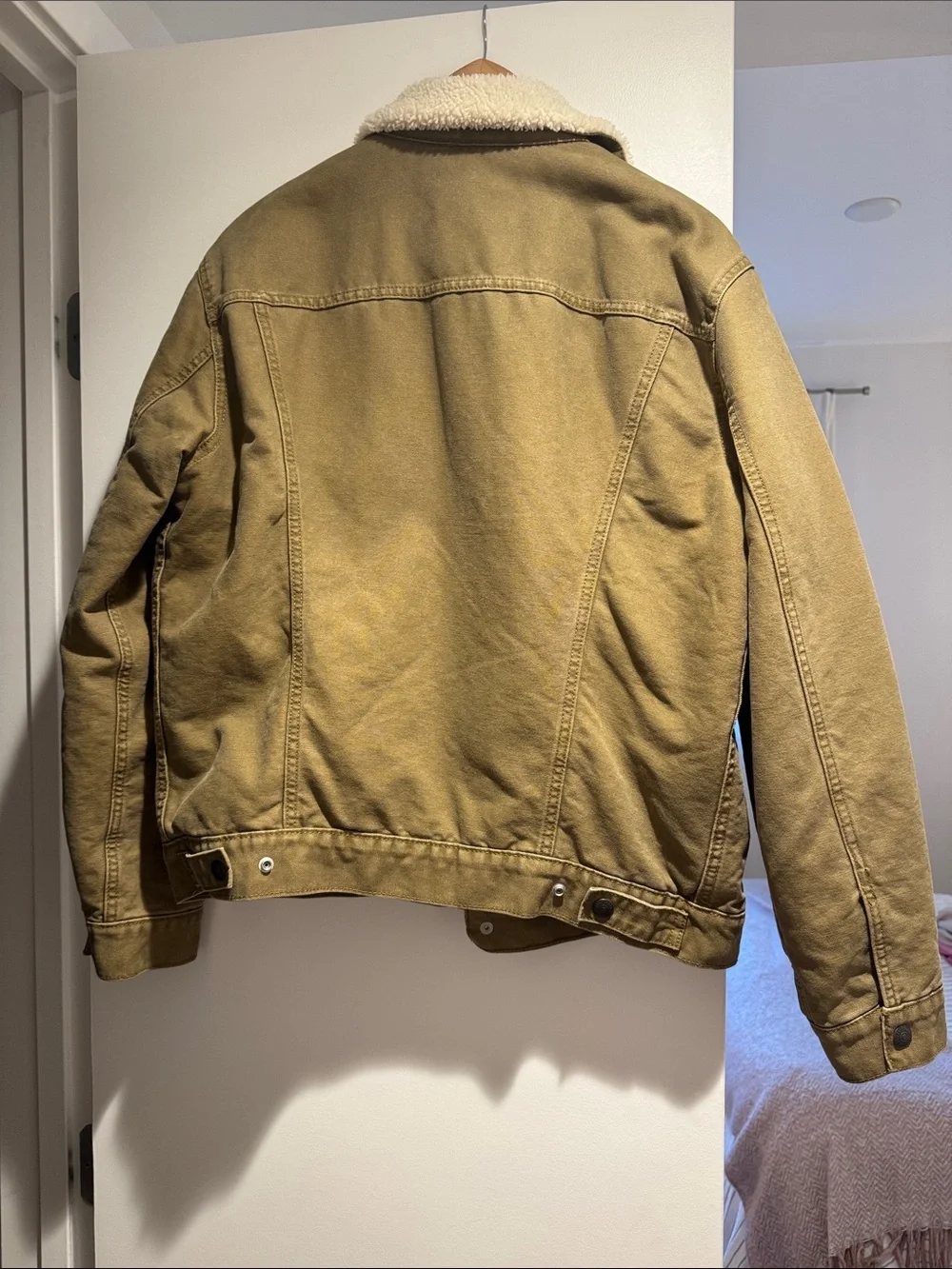 Levi's Men’s Tan Sherpa-Lined Trucker Jacket - Picture 4 of 5